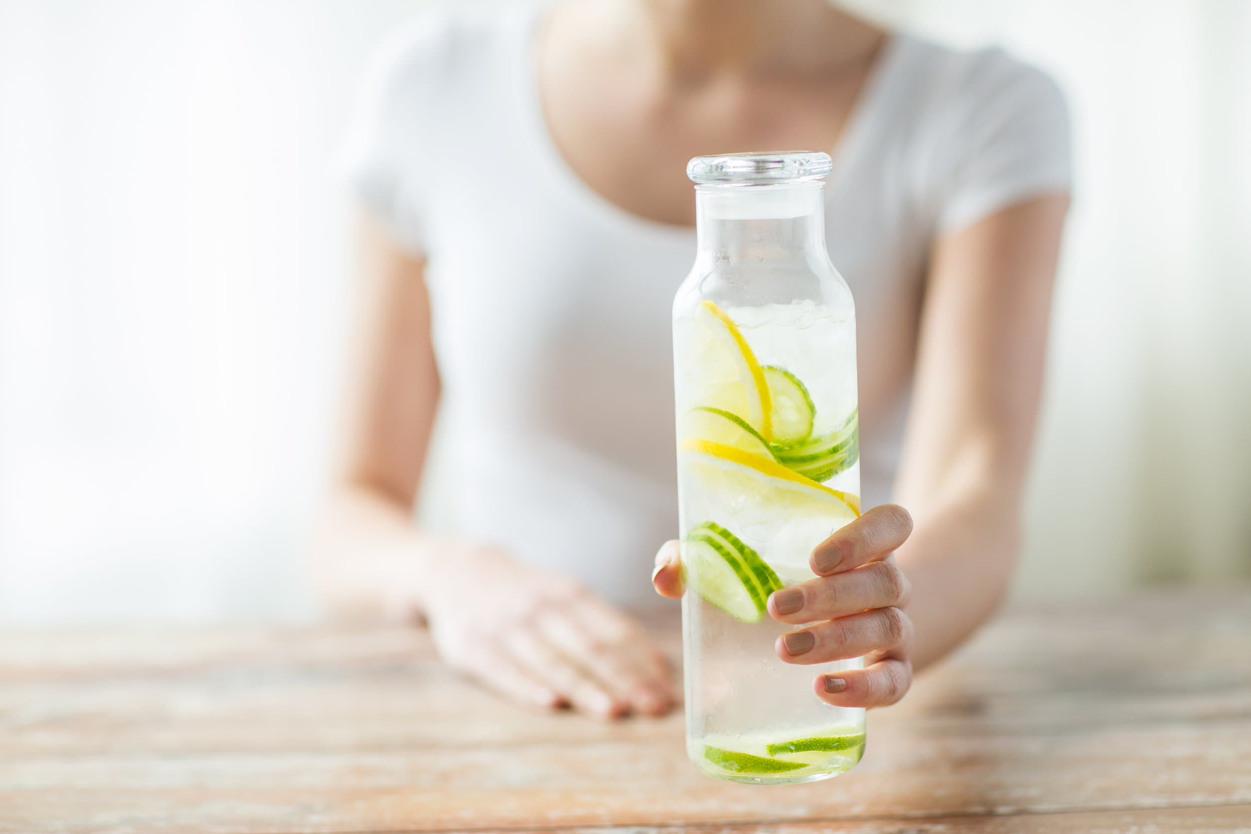 VISION AQUA Entschlacken und Entgiften mit sauberem Wasser Sauberes Wasser von VISION AQUA mit Zitrone und Gurkenscheiben