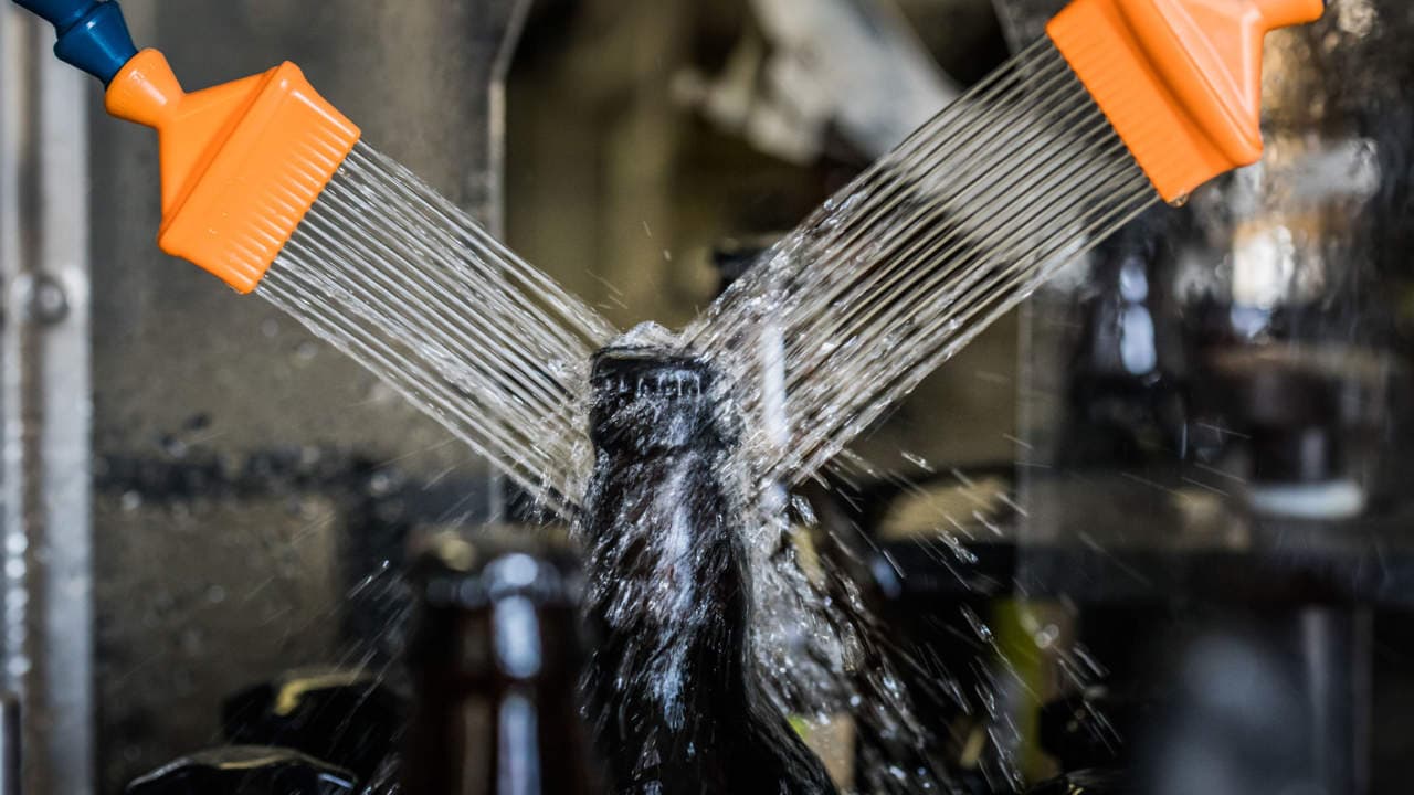 VA-Hydro_industrielle-Reinigungsanlagen Eine Flasche wird gereinigt als Anwendungsbereich für den VA-Hydro Legionellenfilter