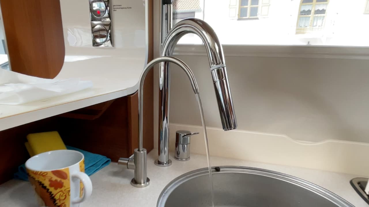 Sauberes Wasser fließt durch einen separaten Edelstahl Wasserhahn in einem Wohnmobil