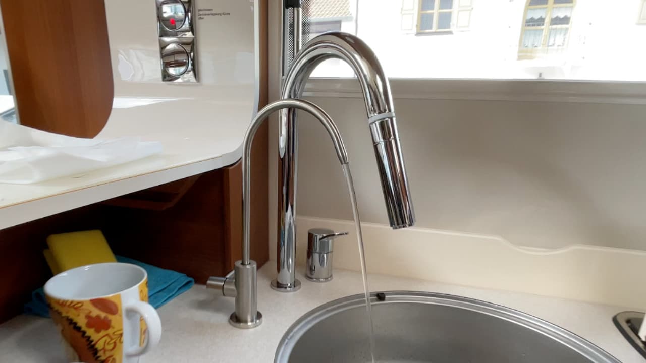 VISION AQUA Wasserfilter VA-Basic PLUS Wohnmobil - keine Getränke kaufen Sauberes Wasser fließt durch einen separaten Edelstahl Wasserhahn in einem Wohnmobil