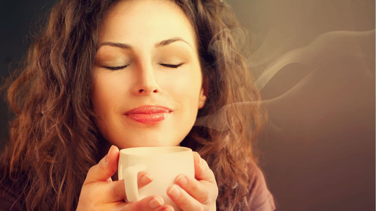 Junge Frau genießt frisch aufgebrühten Kaffee aus einem VISION AQUA Wasserfilter