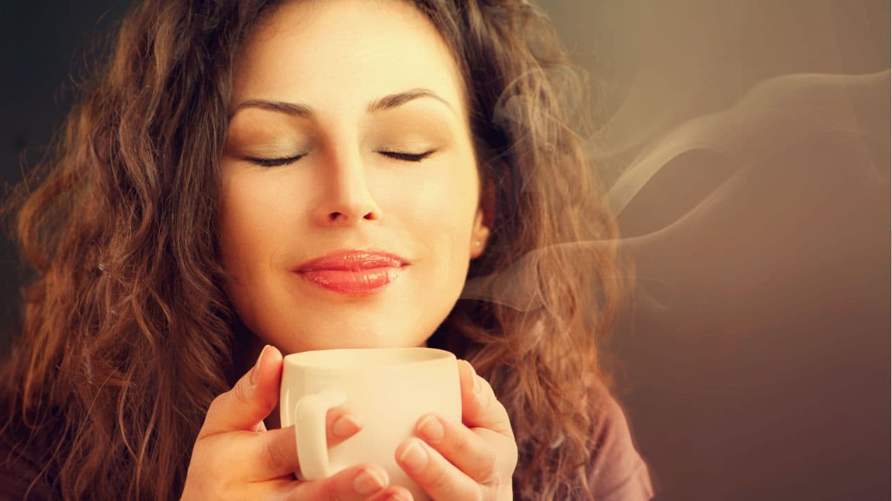 VISION AQUA - Optimaler Kaffee und Tee
Junge Frau genießt frisch aufgebrühten Kaffee aus einem VISION AQUA Wasserfilter