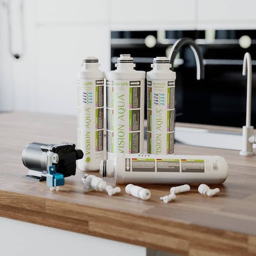 VISION AQUA Wasserfilter - Zubehör VISION AQUA Filterkartuschen und Boosterpumpe auf dem Tisch