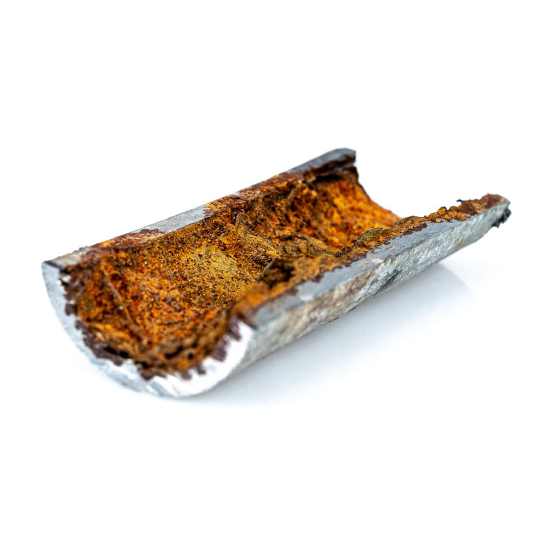 Wasserrohr verkalkt - Seite Der Querschnitt eines verkalkten Wasserrohrs von der Seite