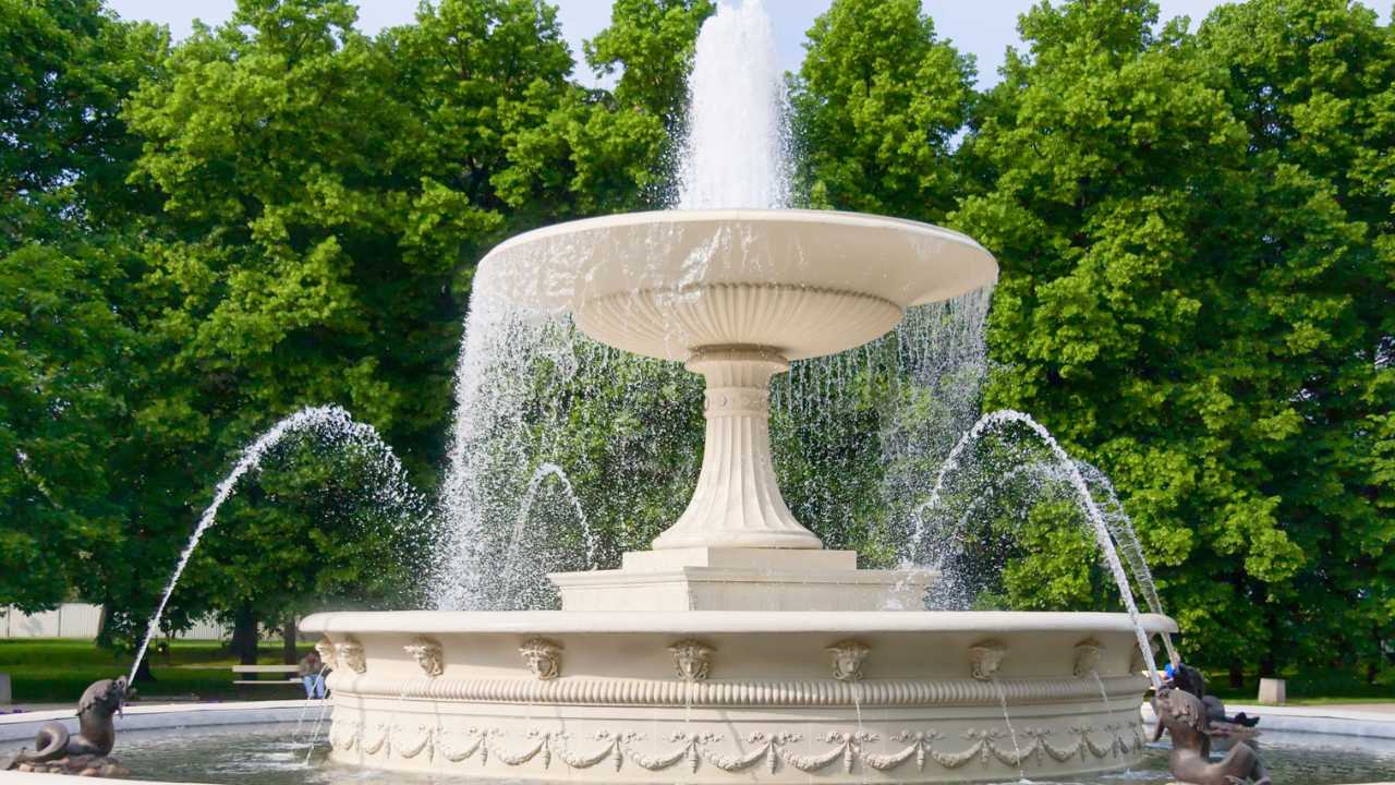 VA-Hydro_Bewässerungsanlagen Ein Springbrunnen im Grünen, der mit dem Wasser aus dem VA-Hydro LEgionellenfilter betrieben wird