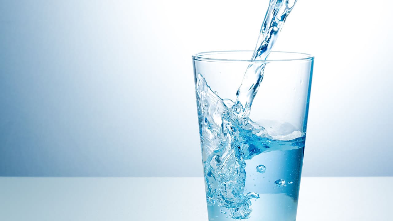 Verdanium MAX Wasserfilter - Kaltes und heißes Trinkwasser Sauberes Wasser aus dem Verdanium MAX Wasserfilter wird in ein Glas gefüllt