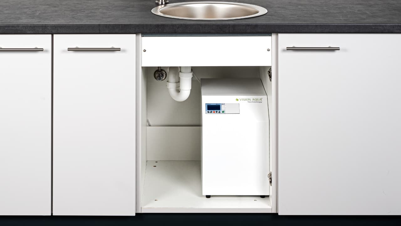 Der Verdanium HOME Wasserfilter in einer Küche unter der Spüle eingebaut