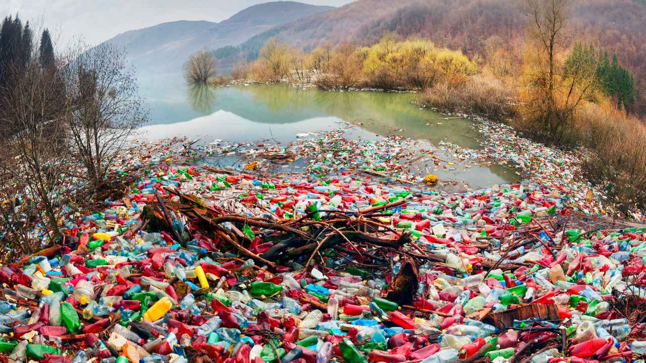 VISION AQUA - Nachhaltigkeit pur - Plastikmüll unzählige Plastikflaschen am Strand