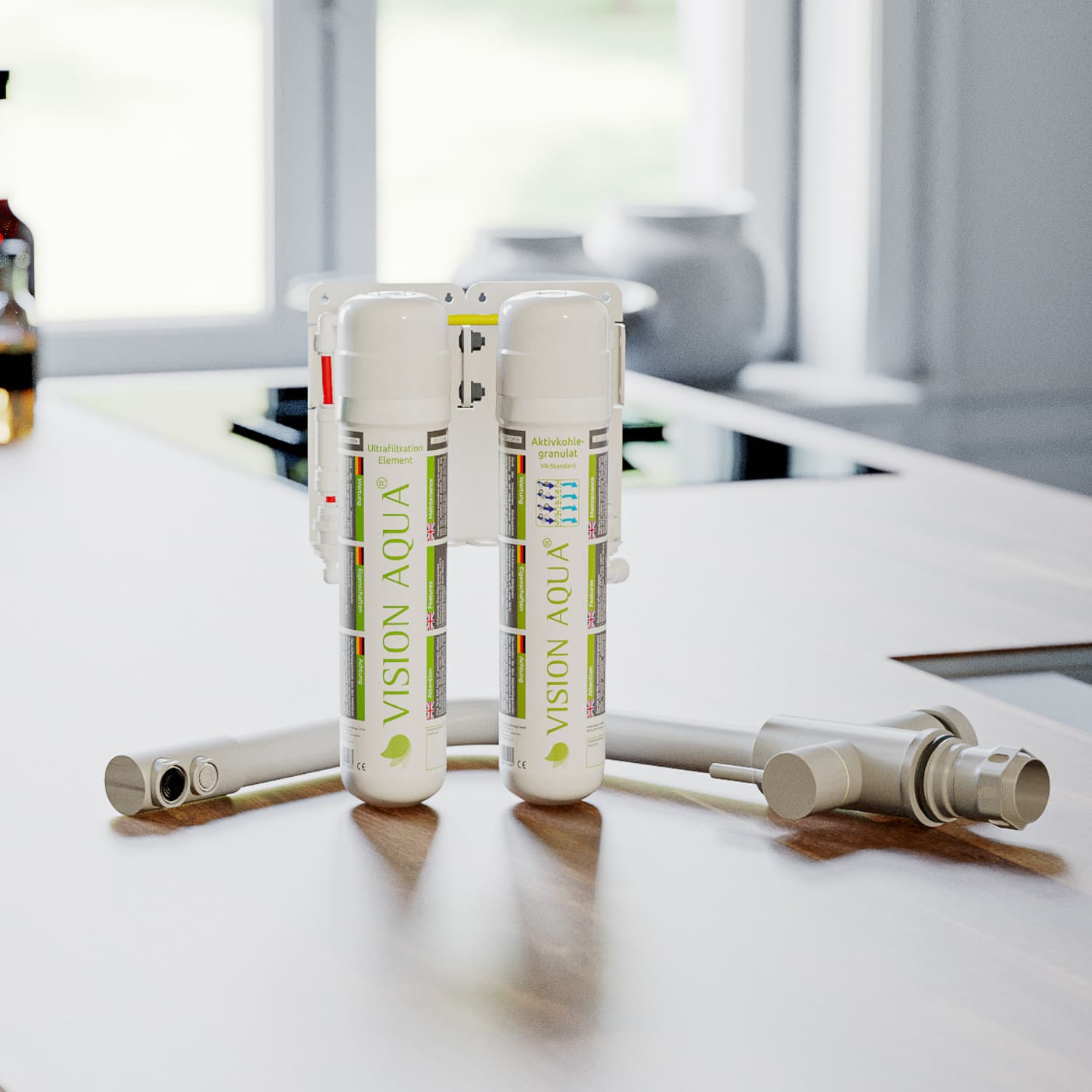 Titelbild - Der Wasserfilter inkl. 3-Wege Wasserhahn Der Wasserfilter auf einer Küchenzeile mit einem dahinter liegenden 3-Wege-Wasserhahn