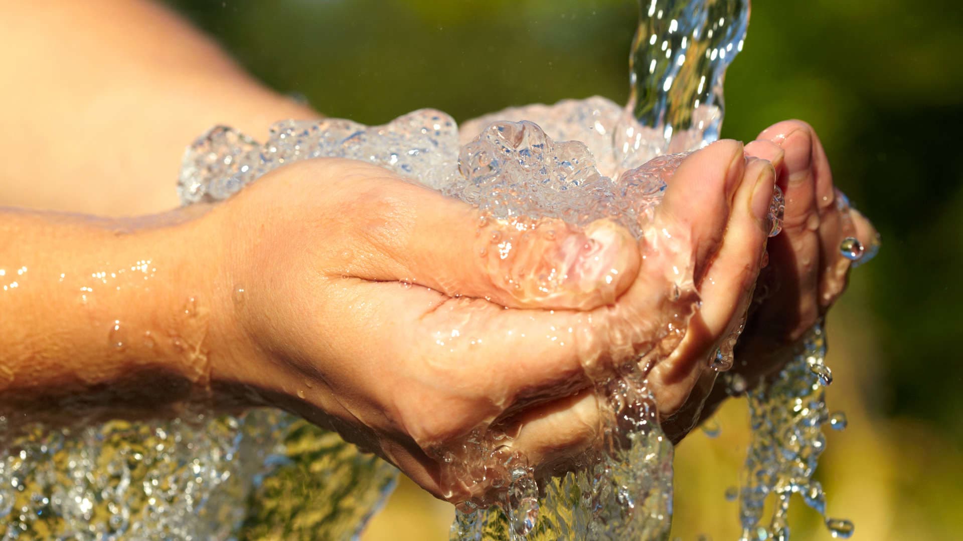 Anwendungsmöglichkeiten jenseits vom Trinkgenuss Einleitungsbild für die weiteren Anwendungsmöglichkeiten von sauberem Wasser aus den VISION AQUA Wasserfiltern. Wasser wird mit zwei Händen aufgefangen.