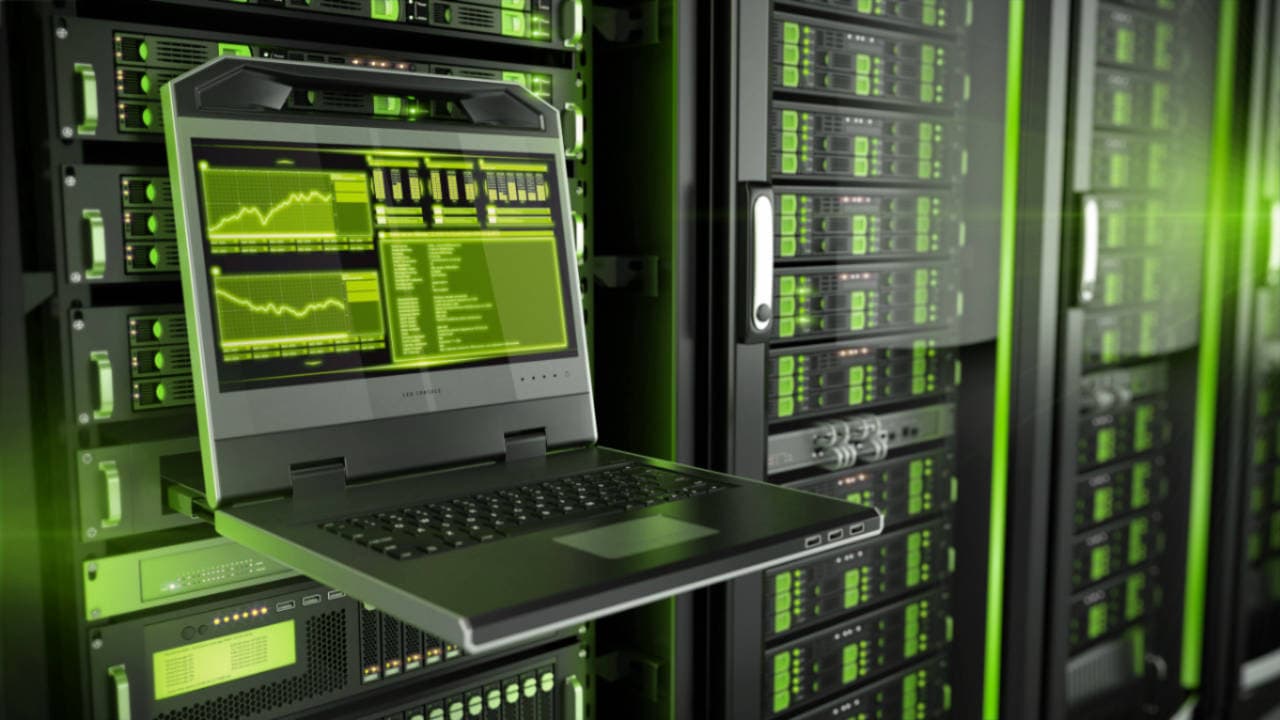 VA-Hydro_Rechenzentrum Laptop an eienm Serverschrank in einem Rechenzentrum angeschlossen
