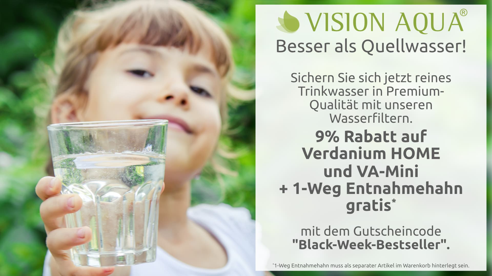 VISION AQUA Banner - Black Week 2025 - Bestseller Junges Mädchen hält ein Glas Wasser in die Kamera vor einem grünen Hintergrund - Black Week Bestseller Banner von VISION AQUA