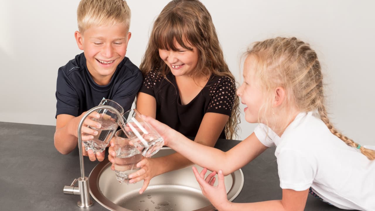 Verdanium HOME Wasserfilter - Di-Flow Standard Kinder möchten gleichzeitig sauberesWasser in ihre Gläser füllen