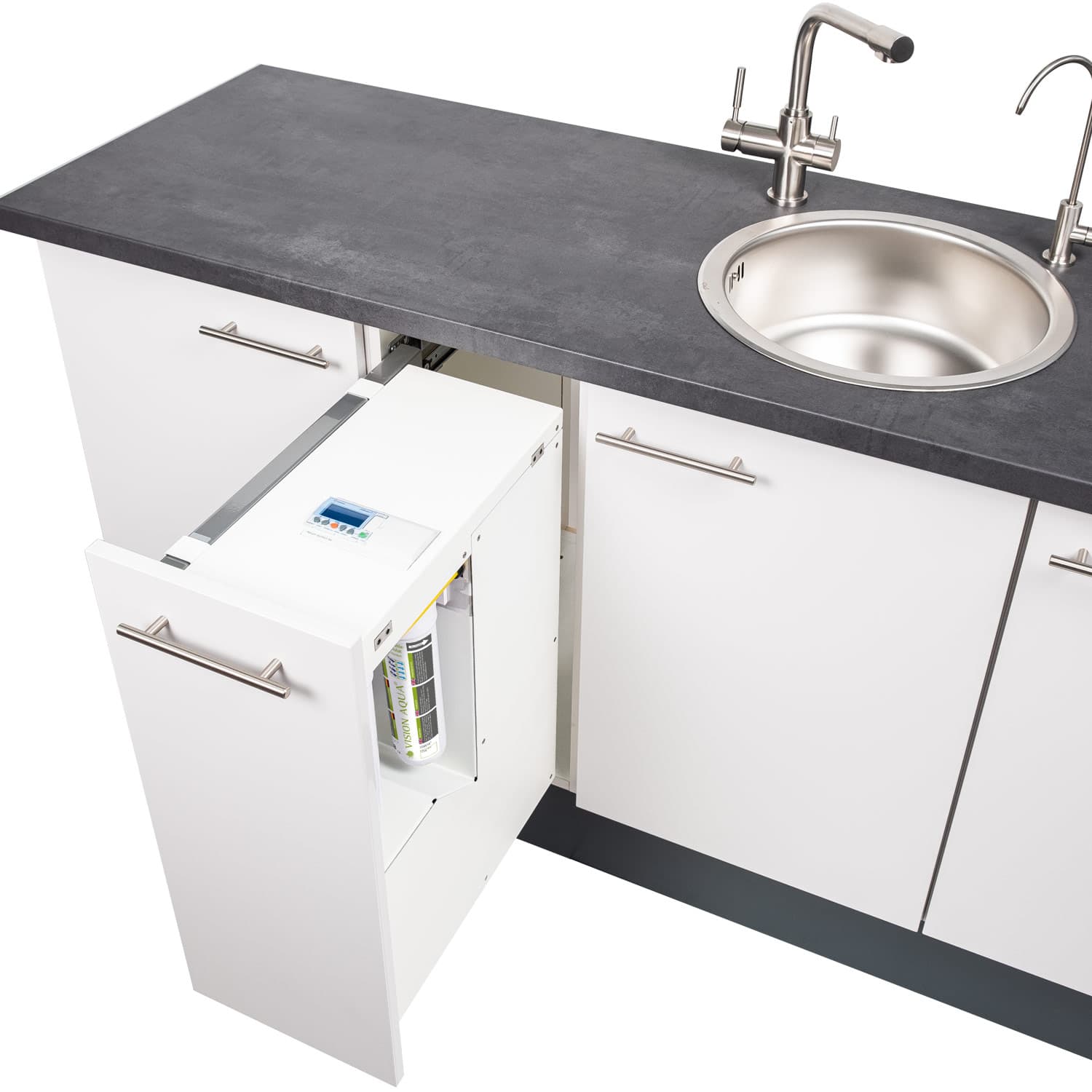 Der Verdanium MAX Wasserfilter von VISION AQUA ist in einem Apothekerschrank einer Küchenzeile installiert