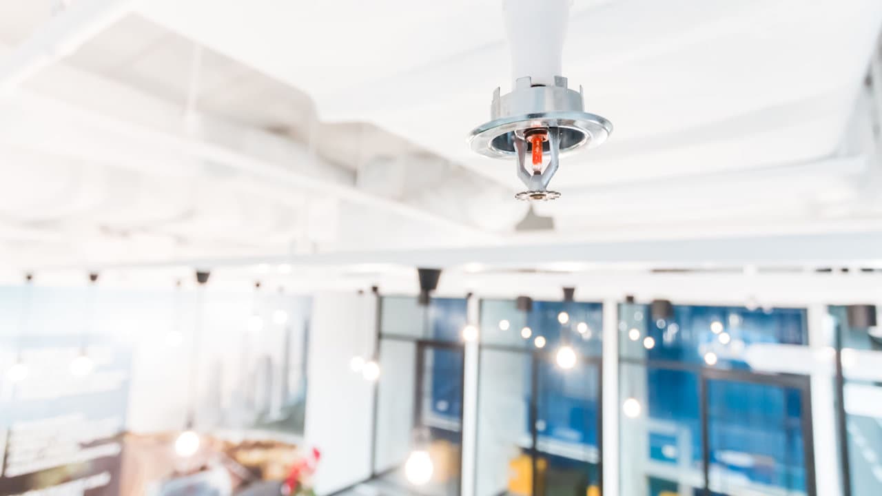 VA-Hydro_Sprinkleranlage Eine Sprinkleranlage in einem Bürogebäude, das mit dem Wasser des VA-Hydro Legionellenfilter betrieben wird
