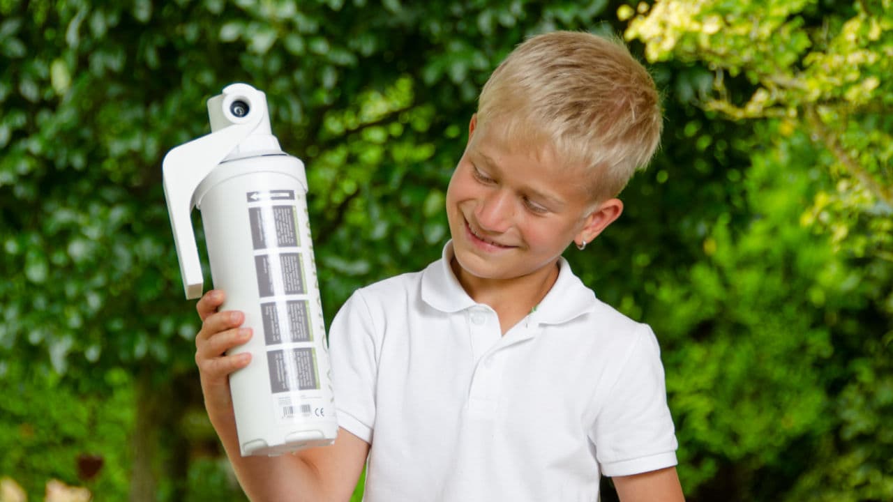 Quantum Bindefilter - Nie wieder das Trinkwasser abkochen Junge im Garten schaut sich den Quantum Bindefilter an